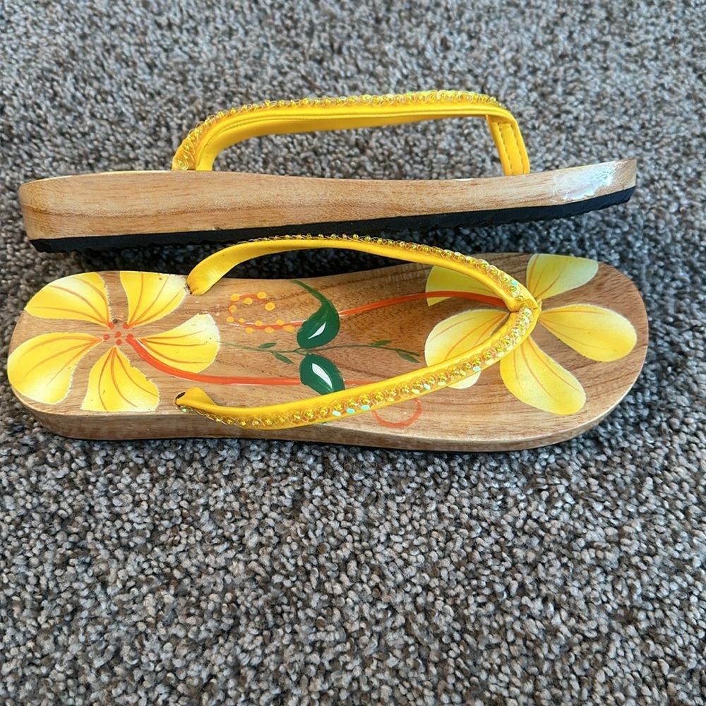 Hawaiian wood sandals with painted flowers - Picture 3 of 5
